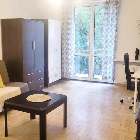 Happy Life - Next To Metro Station 华沙